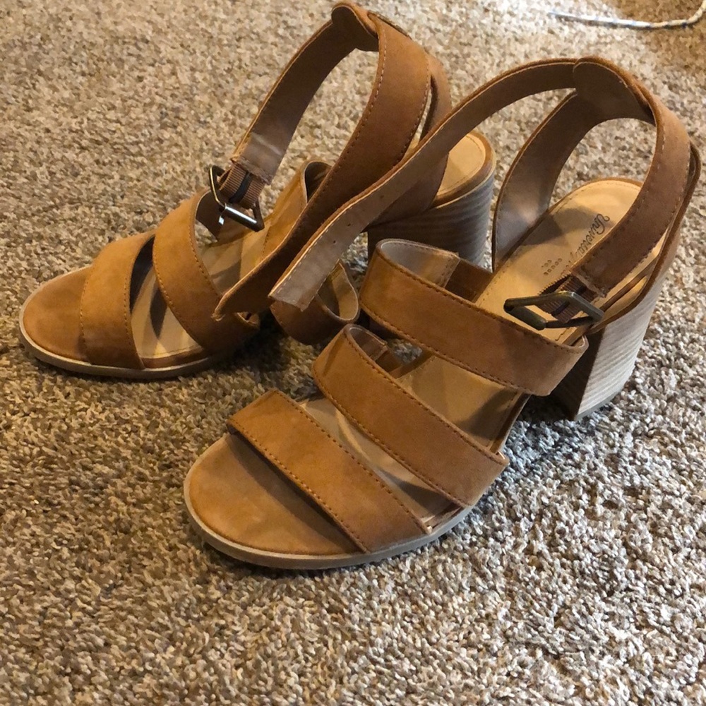 Universal Thread brown heel. Size 6.5